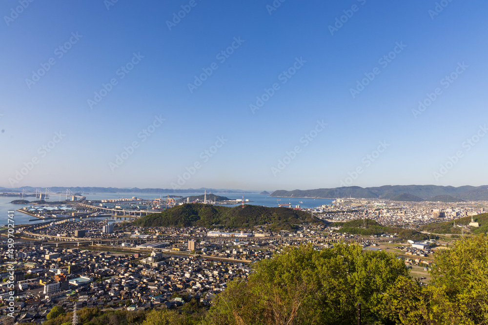 日本の香川県丸亀市の青ノ山から見た瀬戸大橋の美しい夜景