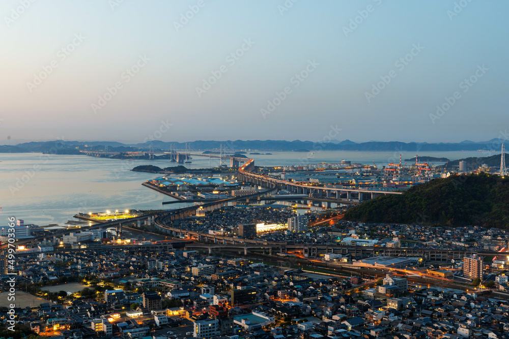 日本の香川県丸亀市の青ノ山から見た瀬戸大橋の美しい夜景