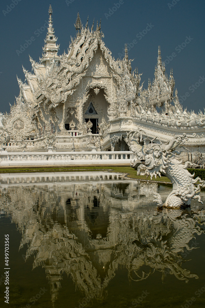 O reflexo do dragão no lago do templo Branco