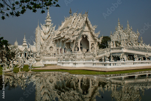 O templo Branco de Chiang Rai e seu reflexo © Marcella Eugênio