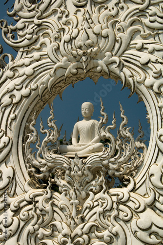 Estátua de Buda sentado adornos em branco © Marcella Eugênio