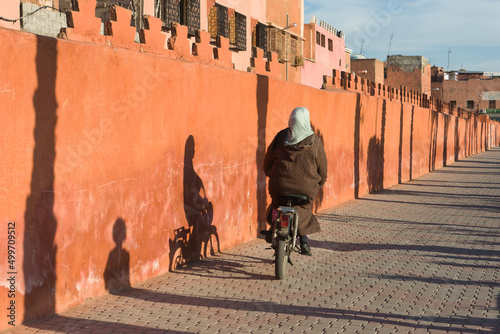 Canvas Print Bicycle and its shadow on the orange rampart of Marrakech
