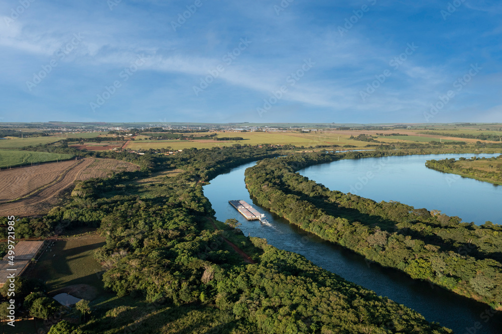 Obraz premium grain transport barge going up the tiete river - tiete-parana waterway
