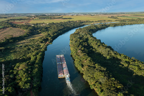 Foto grain transport barge going up the tiete river - tiete-parana waterway