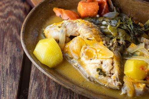 Peixe com legumes , cenoura, batata, couve, tomate