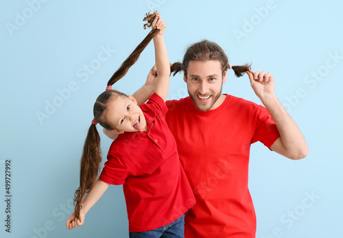 Happy father and daughter p...