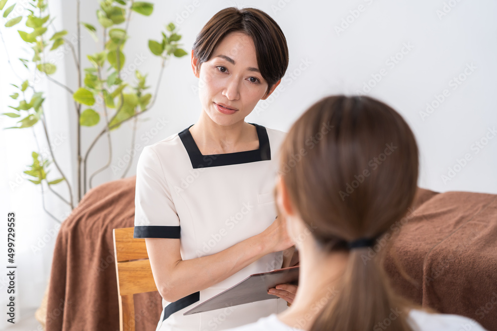 カウンセリングを受ける女性 カウンセリングを受ける女性