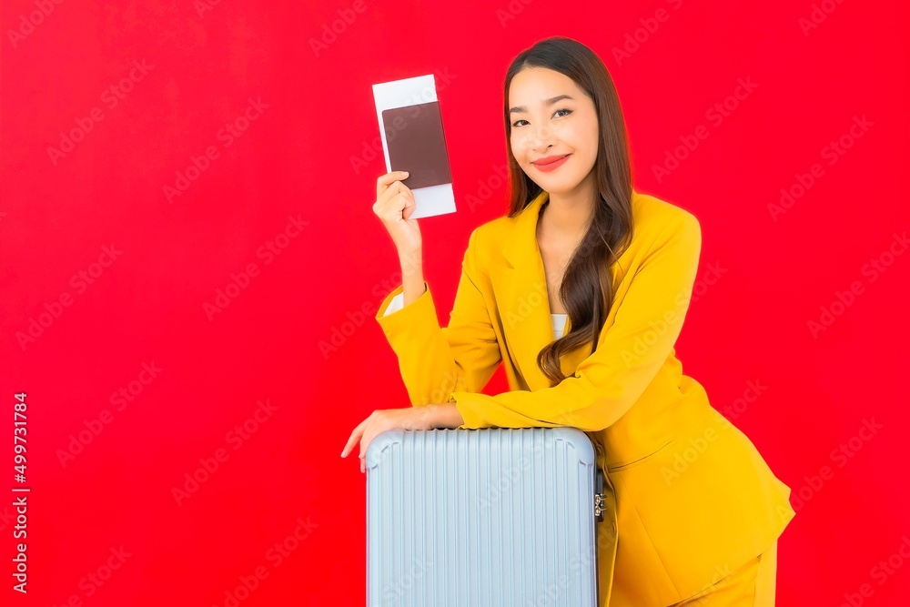 Φωτογραφία Portrait beautiful young asian woman with luggage bag passport and ticket