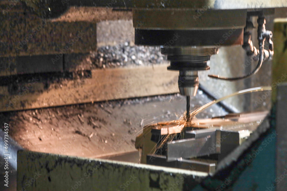 金属加工作業 金属のタッピング工程	
