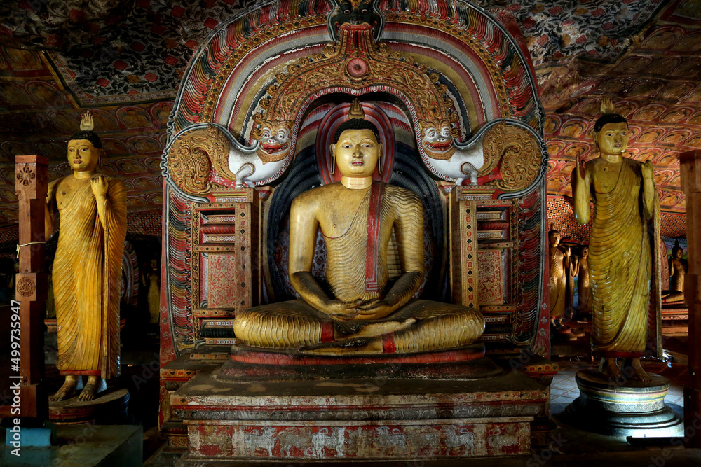 Obraz premium Ancient Buddha Statues in Dambulla Cave Temple, Sri Lanka