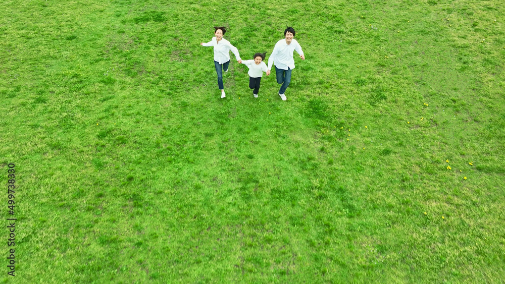 草原を走る家族 ドローン空撮 親子 ファミリー 子育て 育児 草原を走る家族 ドローン空撮 親子 ファミリー 子育て 育児