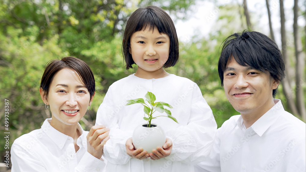 Obraz premium 植物を持つ家族 環境保護イメージ サステナブル SDGs