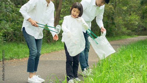 ゴミ拾いをする親子　環境保護　リサイクル　清掃活動　美化運動 photo