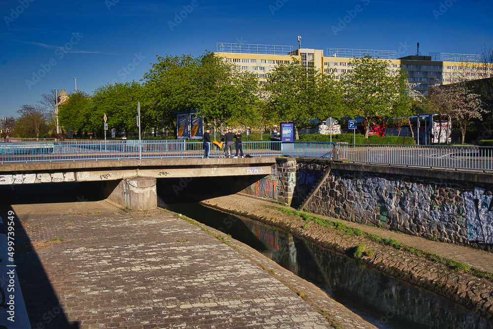 befestigtes Ufer der Parthe mit Brücke in Leipzig, Sachsen