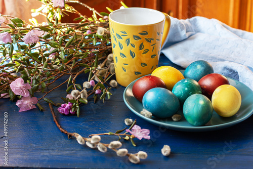 Праздник светлой Пасхи с крашенными яйцами натуральными продуктами и букетом вербы