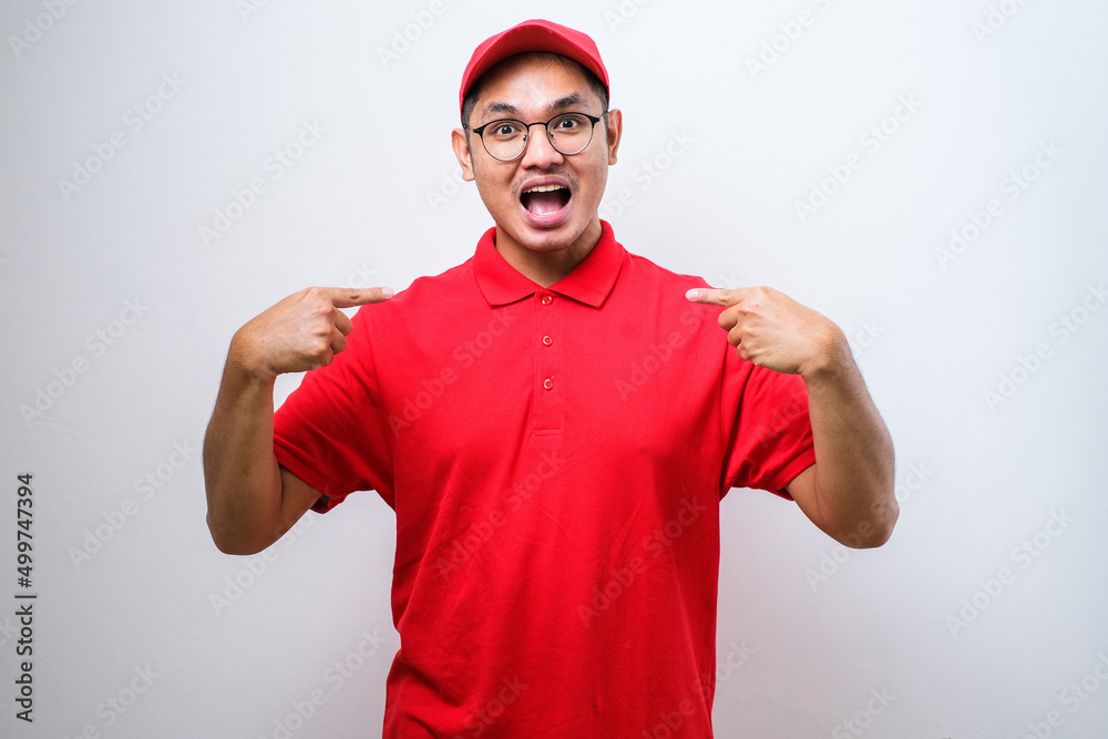 Naklejka premium Asian delivery man feels proud and self confident pointing himself with both hand