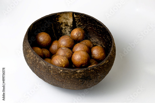 Φωτογραφία Macadamia nut in a handmade cup of coconut shell on a white background