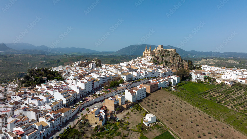 vista aérea del municipio de Olvera en la comarca de los pueblos blancos de Cádiz, España