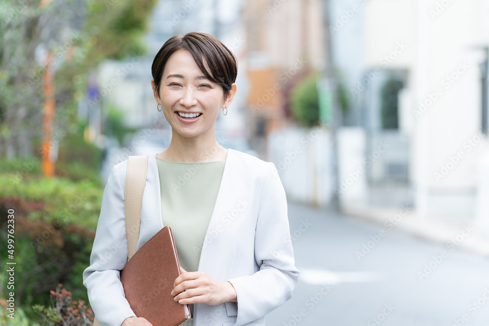 笑顔のビジネスウーマン ビジネス 仕事 屋外 営業 Stock Foto Adobe Stock