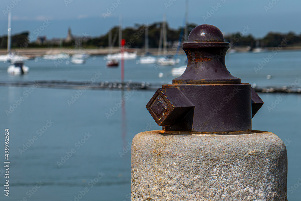 bitte d’amarrage devant un arrière plan flou du port du Croisic bitte d’amarrage devant un arrière plan flou du port du Croisic