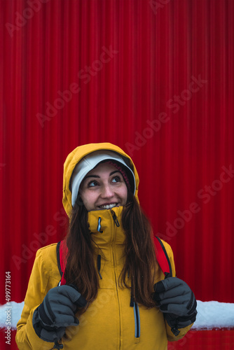 Obraz na płótnie woman facial expression with red background w salonie