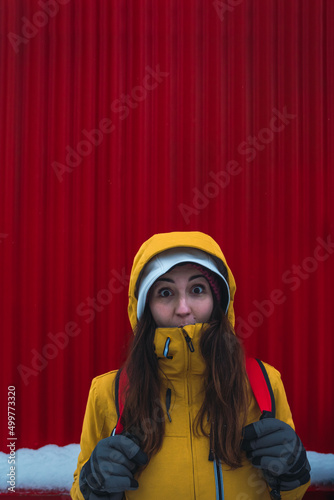 Obraz na płótnie woman facial expression with red background w salonie