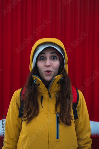 Obraz na płótnie woman facial expression with red background w salonie