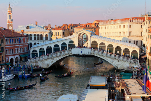 Venezia. Ponte di Rialto con stazione dei vaporetti al tramonto © Guido