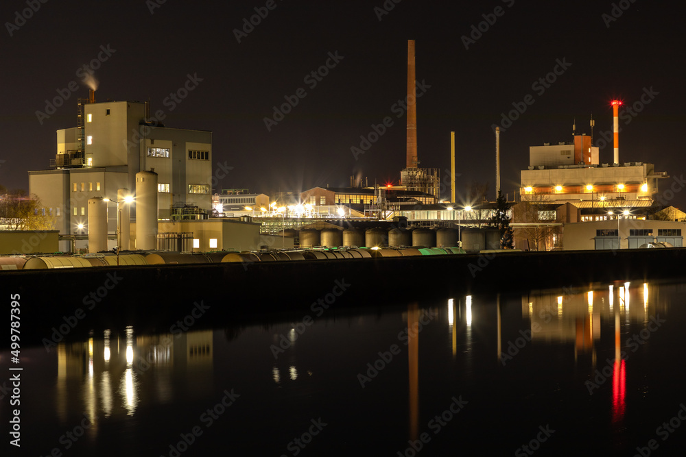 Chemische Industrie am Lech Kanal Nähe Augsburg bei Nacht