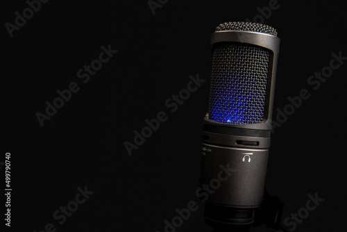 Microfono de podcast encendido con fondo oscuro
