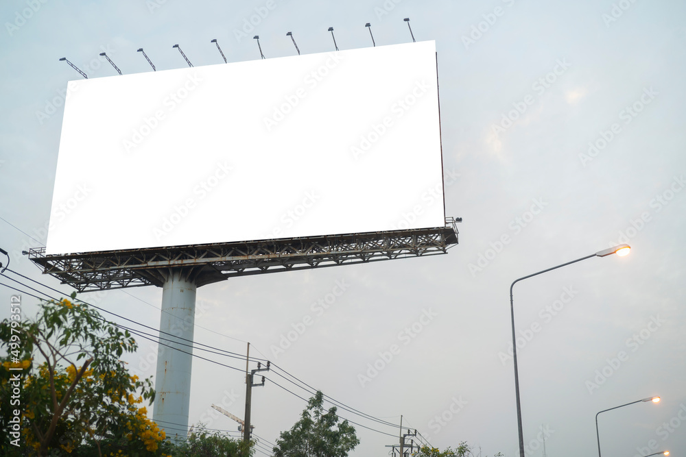 Obraz premium Blank white billboard against the blue sky