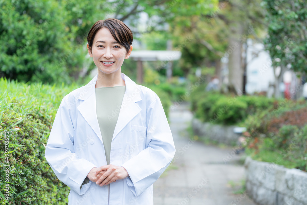 笑顔の医者(医療・女性・白衣・健康・ヘルスケア) 笑顔の医者(医療・女性・白衣・健康・ヘルスケア)