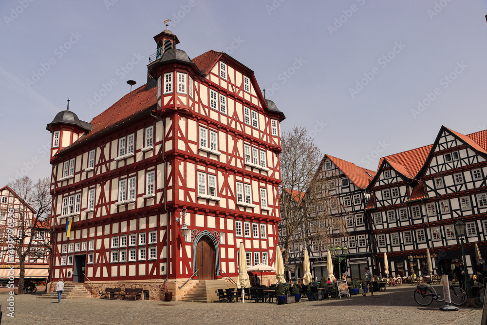 Romantische Fachwerkstadt Melsungen; Marktplatz mit Rathaus