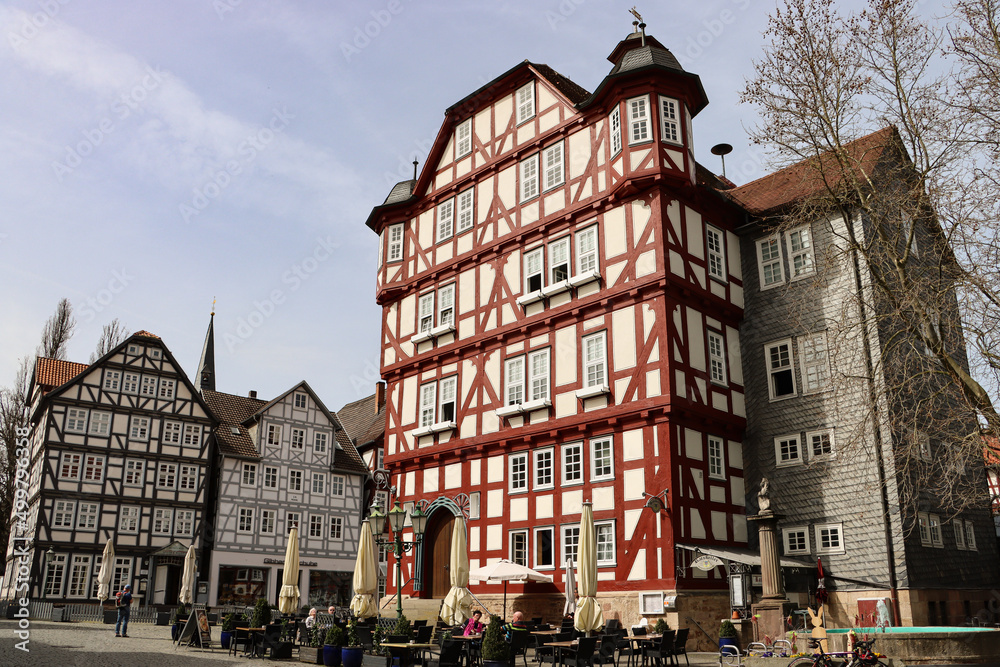 Obraz premium Romantische Fachwerkstadt Melsungen; Marktplatz mit Rathaus