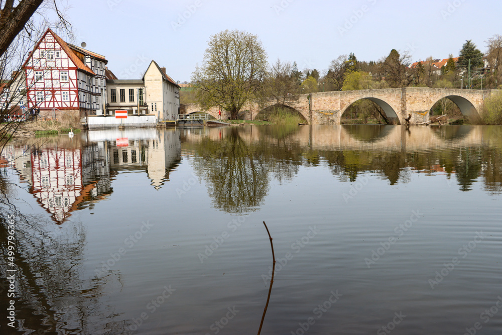 Frühling an der Fulda; Blick zur historischen Bartenwetzer-Brücke in Melsungen