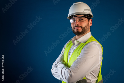 Joven Ingeniero confiado, mirando espectador