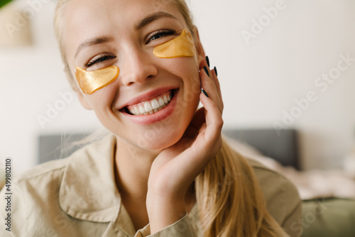 Foto Blonde white woman with eye patches smiling at camera