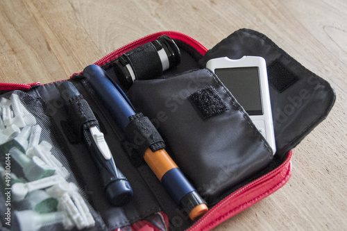 Kit for diabetes type 1 with insulin and a blood glucose meter