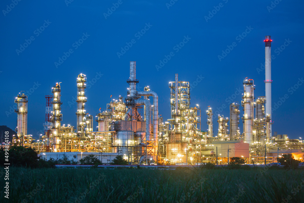 Obraz premium Twilight scene of tank oil refinery plant and tower column of Petrochemistry