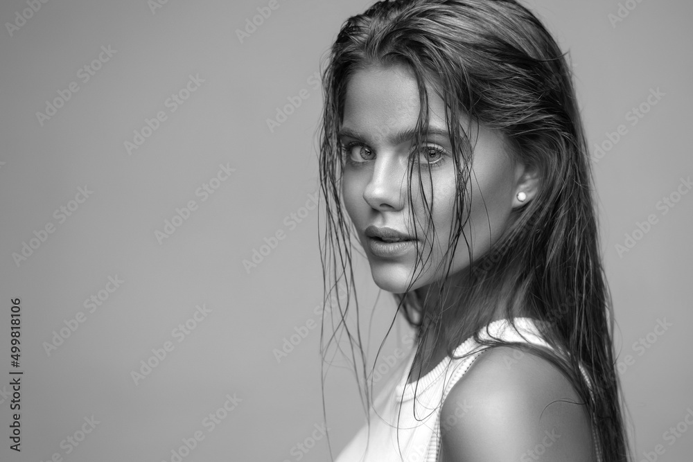 Φωτογραφία Beautiful young blue-eyed woman with wet skin and wet hair