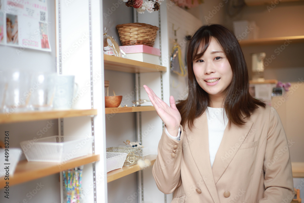 笑顔の女性店員
笑顔の女性店員