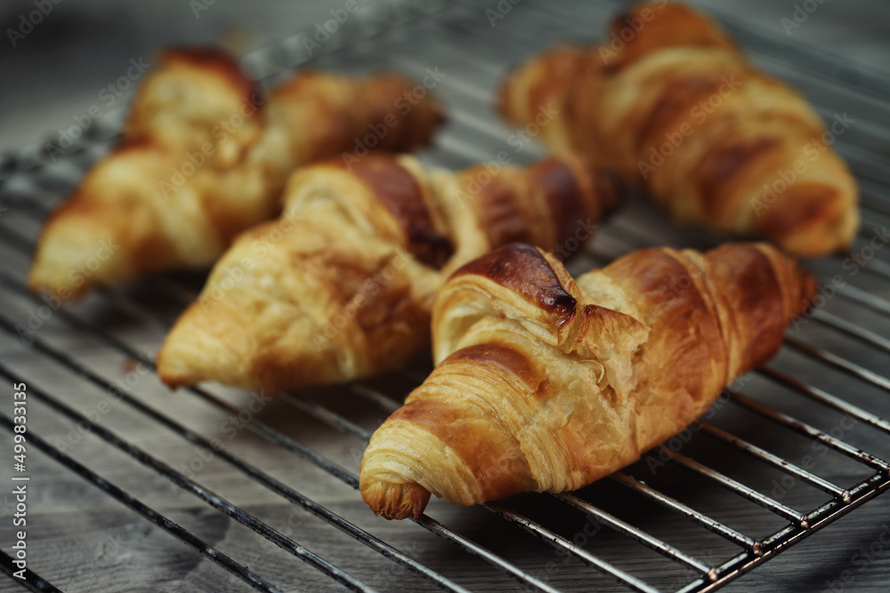 croissant au beurre sur une grille croissant au beurre sur une grille
