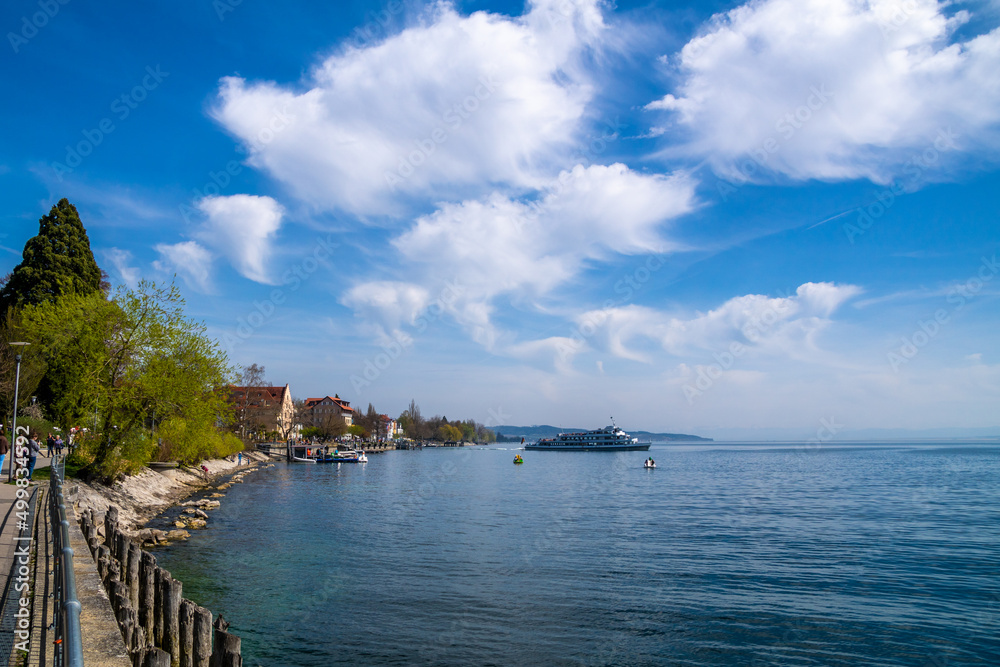 Seepromenade Überlingen am Bodensee blauer Himmel und Sonnenschein Seepromenade Überlingen am Bodensee blauer Himmel und Sonnenschein