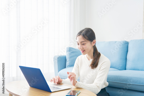 女性　ノートパソコン　リビング