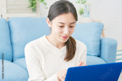 女性 ノートパソコン リビング Free Download 女性 ノートパソコン リビング - GFXLoad