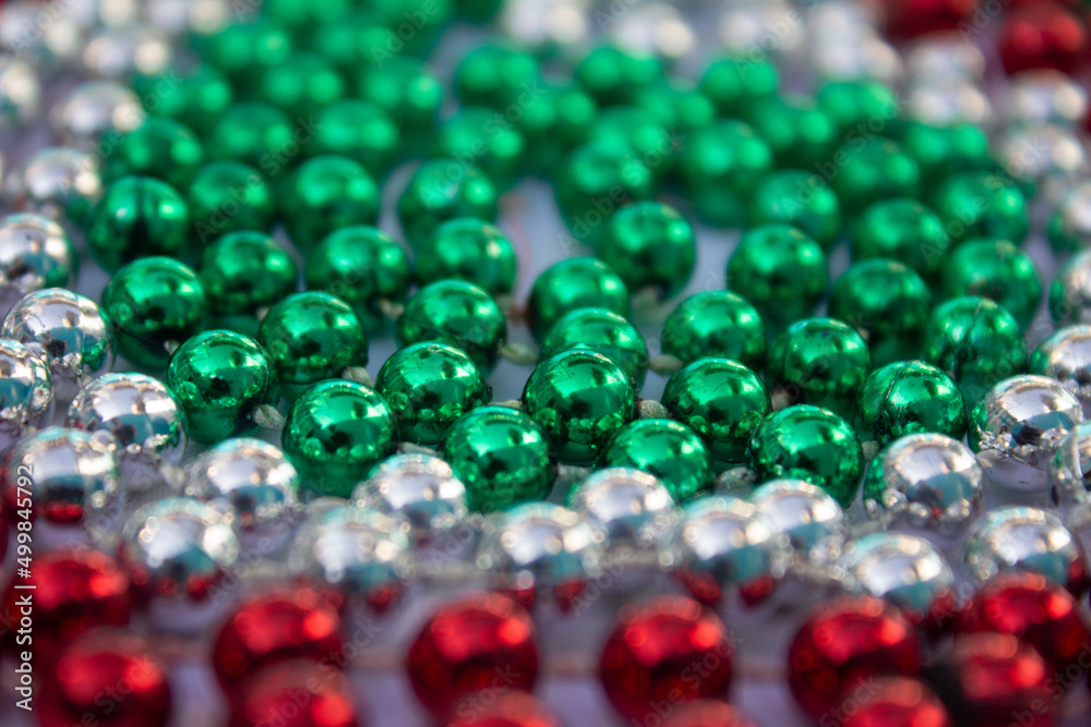 PERLAS METÁLICAS TRICOLOR VERDE PLATA Y ROJO PARA CELEBRACIÓN A LA PATRIA PERLAS METÁLICAS TRICOLOR VERDE PLATA Y ROJO PARA CELEBRACIÓN A LA PATRIA