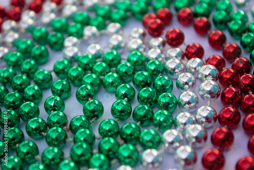 PERLITAS VERDES, BLANCAS Y ROJAS SOBRE FONDO BLANCO