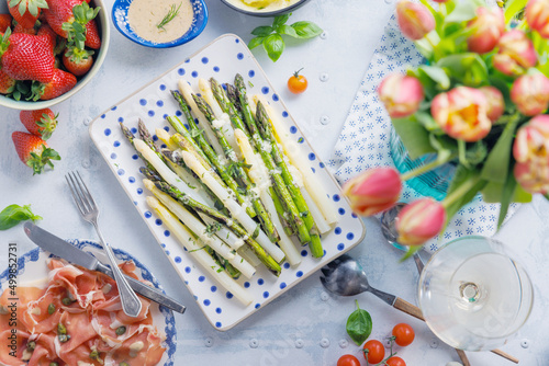 Grüner und weißer Spargel auf dem Teller. Leckere und gesunde regionale gemüse