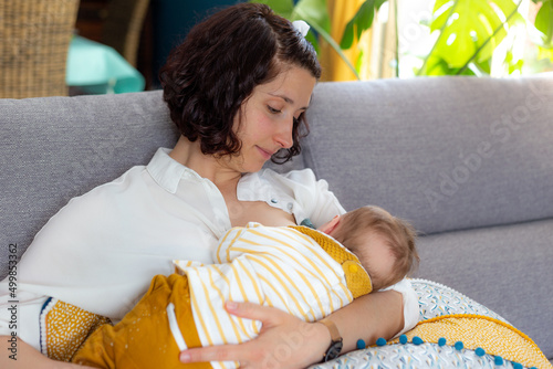 Mère qui allaite son enfant