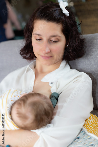 Mère qui allaite son enfant